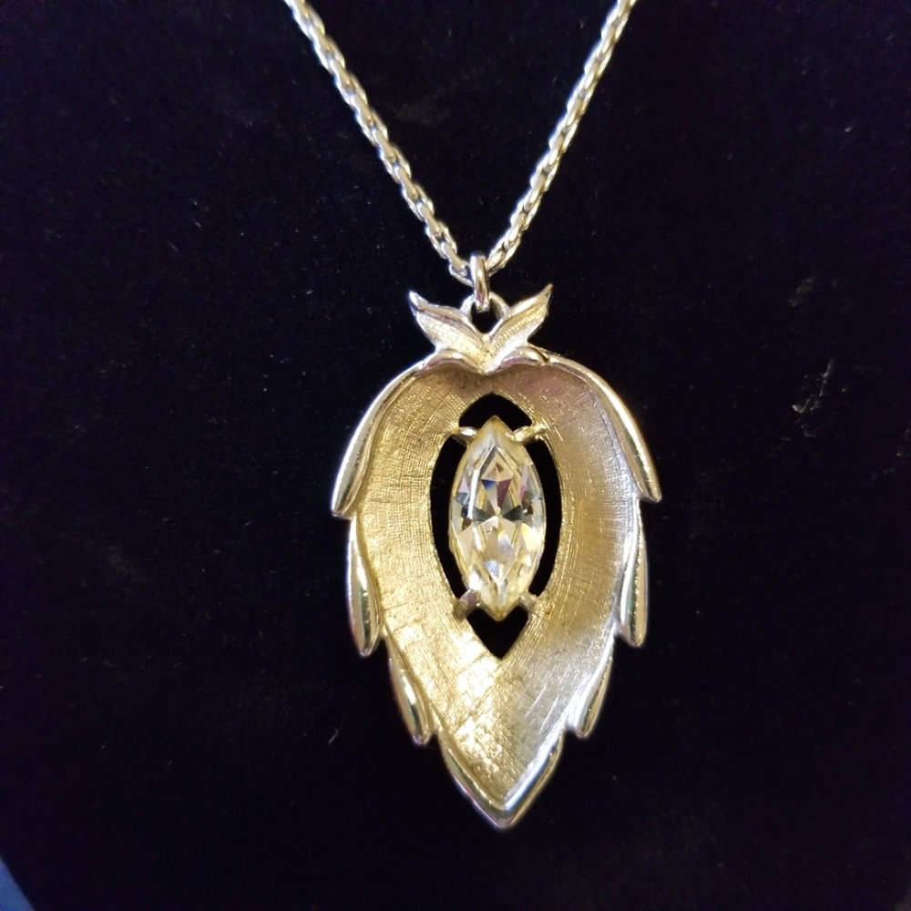 Vintage Sarah Coventry Silver Tone Leaf Rhinestone Embellished Pendant Necklace